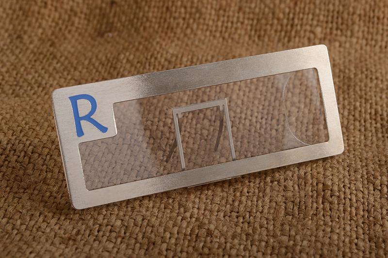 Бейдж R